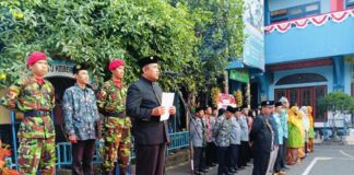 H Suri Marzuki SE Ketua Pimpinan Cabang Muhammadiyah Wiyung kota Surabaya Saat Memberikan Amanah Sebagai Inspektur Upacara Bendera HUT RI Ke-80 di Halaman SD Muhammadiyah 15 Surabaya. (Ali/PWMU.CO)