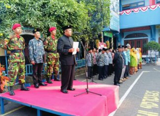 H Suri Marzuki SE Ketua Pimpinan Cabang Muhammadiyah Wiyung kota Surabaya Saat Memberikan Amanah Sebagai Inspektur Upacara Bendera HUT RI Ke-80 di Halaman SD Muhammadiyah 15 Surabaya. (Ali/PWMU.CO)