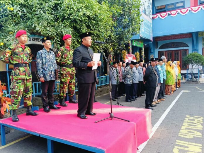 H Suri Marzuki SE Ketua Pimpinan Cabang Muhammadiyah Wiyung kota Surabaya Saat Memberikan Amanah Sebagai Inspektur Upacara Bendera HUT RI Ke-80 di Halaman SD Muhammadiyah 15 Surabaya. (Ali/PWMU.CO) H Suri Marzuki SE Ketua Pimpinan Cabang Muhammadiyah Wiyung kota Surabaya Saat Memberikan Amanah Sebagai Inspektur Upacara Bendera HUT RI Ke-80 di Halaman SD Muhammadiyah 15 Surabaya. (Ali/PWMU.CO)