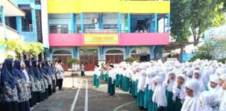 Suasana Apel Hari Guru Nasional di SD Muhammadiyah 15 Surabaya (SDM Limas). (Ali/KLIKMU.CO)