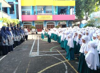 Suasana Apel Hari Guru Nasional di SD Muhammadiyah 15 Surabaya (SDM Limas). (Ali/KLIKMU.CO)