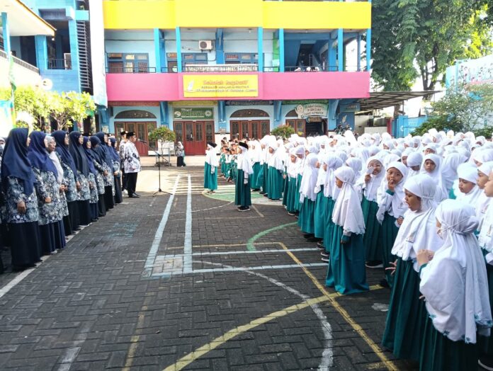 Suasana Apel Hari Guru Nasional di SD Muhammadiyah 15 Surabaya (SDM Limas). (Ali/KLIKMU.CO) Suasana Apel Hari Guru Nasional di SD Muhammadiyah 15 Surabaya (SDM Limas). (Ali/KLIKMU.CO)