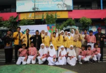 IPM Kids SDM Limas Resmi Diluncurkan saat Milad ke-113 Muhammadiyah Pose Bersama usai pendirian IPM KIDS SDM Limas saat apel Milad ke-113 Muhammadiyah di halaman sekolah (Foto: Ali/PWMU.CO)