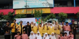 Pose Bersama usai pendirian IPM KIDS SDM Limas saat apel Milad ke-113 Muhammadiyah di halaman sekolah (Foto: Ali/PWMU.CO)