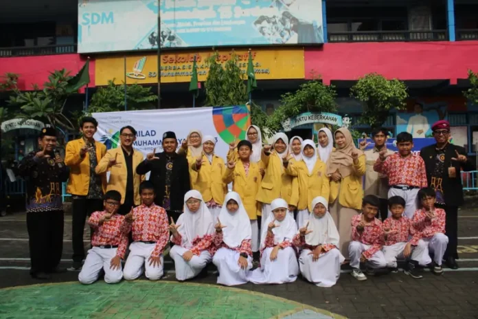 Pose Bersama usai pendirian IPM KIDS SDM Limas saat apel Milad ke-113 Muhammadiyah di halaman sekolah (Foto: Ali/PWMU.CO) Pose Bersama usai pendirian IPM KIDS SDM Limas saat apel Milad ke-113 Muhammadiyah di halaman sekolah (Foto: Ali/PWMU.CO)