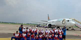 Suasana Aplikatif Learning kelas 1 SD Muhammadiyah 15 Surabaya (SDM Limas) saat kegiatan di Bandara Internasional Juanda. (Ali/KLIKMU.CO)