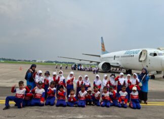 Suasana Aplikatif Learning kelas 1 SD Muhammadiyah 15 Surabaya (SDM Limas) saat kegiatan di Bandara Internasional Juanda. (Ali/KLIKMU.CO)