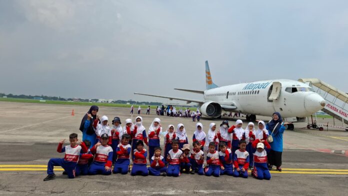 Suasana Aplikatif Learning kelas 1 SD Muhammadiyah 15 Surabaya (SDM Limas) saat kegiatan di Bandara Internasional Juanda. (Ali/KLIKMU.CO) Suasana Aplikatif Learning kelas 1 SD Muhammadiyah 15 Surabaya (SDM Limas) saat kegiatan di Bandara Internasional Juanda. (Ali/KLIKMU.CO)