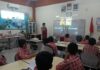 Mahasiswa Telkom University mendampingi siswa kelas 5 SDM Limas dalam kegiatan pembelajaran AI secara interaktif. (Ali/KLIKMU.CO)