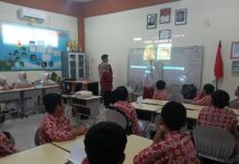 Siswa SDM Limas Belajar AI dengan Cara Seru dan Islami Bersama Telkom University Mahasiswa Telkom University mendampingi siswa kelas 5 SDM Limas dalam kegiatan pembelajaran AI secara interaktif. (Ali/KLIKMU.CO)