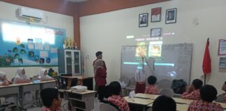 Mahasiswa Telkom University mendampingi siswa kelas 5 SDM Limas dalam kegiatan pembelajaran AI secara interaktif. (Ali/KLIKMU.CO)
