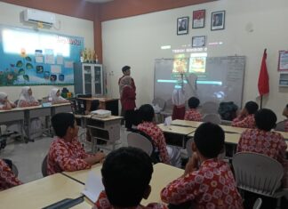 Mahasiswa Telkom University mendampingi siswa kelas 5 SDM Limas dalam kegiatan pembelajaran AI secara interaktif. (Ali/KLIKMU.CO)