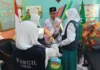 Apel Peringati Hari Guru Nasional, Wartawan Cilik SDM Limas Turut Meliput Wartawan Cilik SD Muhammadiyah 15 Surabaya (SDM Limas) wawancara peringatan Hari Guru Nasional bersama Kepala Sekolah Ustadz Mationo MA (Foto: Ali/PWMU.CO)