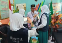 Apel Peringati Hari Guru Nasional, Wartawan Cilik SDM Limas Turut Meliput Wartawan Cilik SD Muhammadiyah 15 Surabaya (SDM Limas) wawancara peringatan Hari Guru Nasional bersama Kepala Sekolah Ustadz Mationo MA (Foto: Ali/PWMU.CO)