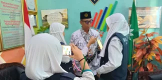 Wartawan Cilik SD Muhammadiyah 15 Surabaya (SDM Limas) wawancara peringatan Hari Guru Nasional bersama Kepala Sekolah Ustadz Mationo MA (Foto: Ali/PWMU.CO)