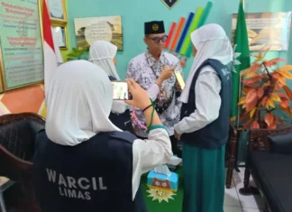 Wartawan Cilik SD Muhammadiyah 15 Surabaya (SDM Limas) wawancara peringatan Hari Guru Nasional bersama Kepala Sekolah Ustadz Mationo MA (Foto: Ali/PWMU.CO)