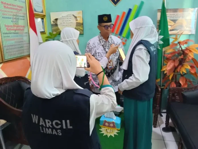 Wartawan Cilik SD Muhammadiyah 15 Surabaya (SDM Limas) wawancara peringatan Hari Guru Nasional bersama Kepala Sekolah Ustadz Mationo MA (Foto: Ali/PWMU.CO) Wartawan Cilik SD Muhammadiyah 15 Surabaya (SDM Limas) wawancara peringatan Hari Guru Nasional bersama Kepala Sekolah Ustadz Mationo MA (Foto: Ali/PWMU.CO)
