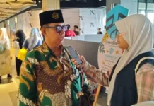 Wartawan Cilik SDM Limas, Semangat Liput Puncak Milad ke-113 Muhammadiyah Kirana Thalia Putri Anugerah Wartawan Cilik (WarCil) SDM Limas Saat Wawancara Dengan Kepala Sekolah Ustadz Mationo MA di Lagoon Avenue Mall Mayjend Sungkono Surabaya. (Ali/PWMU.CO)