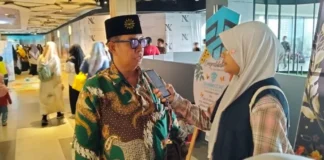 Kirana Thalia Putri Anugerah Wartawan Cilik (WarCil) SDM Limas Saat Wawancara Dengan Kepala Sekolah Ustadz Mationo MA di Lagoon Avenue Mall Mayjend Sungkono Surabaya. (Ali/PWMU.CO)