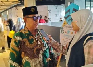 Kirana Thalia Putri Anugerah Wartawan Cilik (WarCil) SDM Limas Saat Wawancara Dengan Kepala Sekolah Ustadz Mationo MA di Lagoon Avenue Mall Mayjend Sungkono Surabaya. (Ali/PWMU.CO)