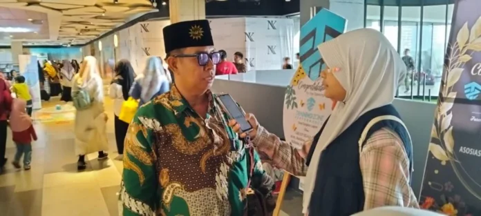 Kirana Thalia Putri Anugerah Wartawan Cilik (WarCil) SDM Limas Saat Wawancara Dengan Kepala Sekolah Ustadz Mationo MA di Lagoon Avenue Mall Mayjend Sungkono Surabaya. (Ali/PWMU.CO) Kirana Thalia Putri Anugerah Wartawan Cilik (WarCil) SDM Limas Saat Wawancara Dengan Kepala Sekolah Ustadz Mationo MA di Lagoon Avenue Mall Mayjend Sungkono Surabaya. (Ali/PWMU.CO)
