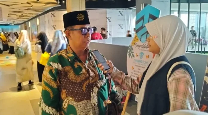 Kirana Thalia Putri Anugerah Wartawan Cilik (WarCil) SDM Limas Saat Wawancara Dengan Kepala Sekolah Ustadz Mationo MA di Lagoon Avenue Mall Mayjend Sungkono Surabaya. (Ali/PWMU.CO)