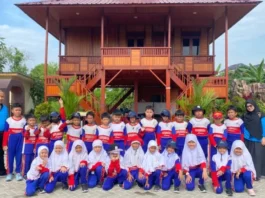 Suasana Aplikatif Learning Kelas 2 SD Muhammadiyah 15 Surabaya (SDM Limas) di Taman Bhineka . (Ali/PWMU.CO)