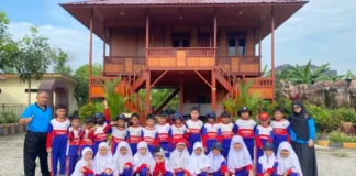 Suasana Aplikatif Learning Kelas 2 SD Muhammadiyah 15 Surabaya (SDM Limas) di Taman Bhineka . (Ali/PWMU.CO)