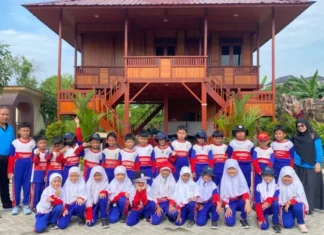 Suasana Aplikatif Learning Kelas 2 SD Muhammadiyah 15 Surabaya (SDM Limas) di Taman Bhineka . (Ali/PWMU.CO)