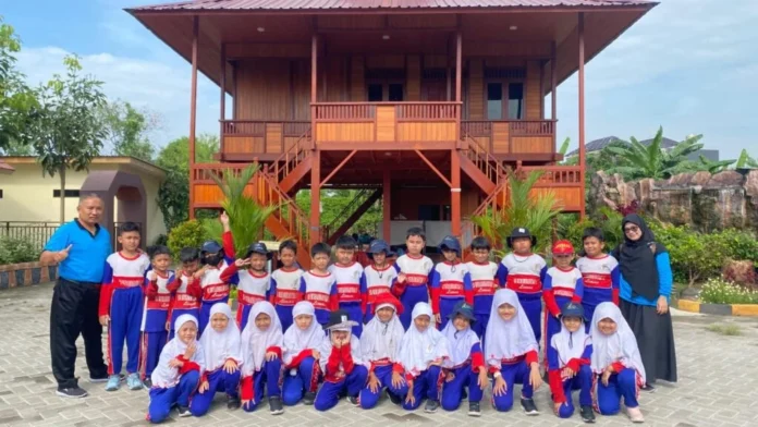Suasana Aplikatif Learning Kelas 2 SD Muhammadiyah 15 Surabaya (SDM Limas) di Taman Bhineka . (Ali/PWMU.CO) Suasana Aplikatif Learning Kelas 2 SD Muhammadiyah 15 Surabaya (SDM Limas) di Taman Bhineka . (Ali/PWMU.CO)