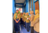 Peserta TKA SDM Limas Berdoa sebelum memasuki ruang Laboratorium Komputer SD Muhammadiyah 15 Surabaya. ( foto: ali shodiqin )