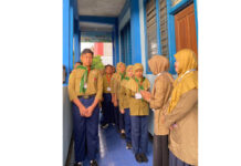 Tes Kemampuan Akademik SDM Limas Berjalan Tertib dan Lancar Peserta TKA SDM Limas Berdoa sebelum memasuki ruang Laboratorium Komputer SD Muhammadiyah 15 Surabaya. ( foto: ali shodiqin )