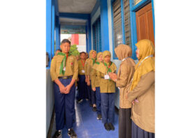 Peserta TKA SDM Limas Berdoa sebelum memasuki ruang Laboratorium Komputer SD Muhammadiyah 15 Surabaya. ( foto: ali shodiqin )