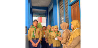 Peserta TKA SDM Limas Berdoa sebelum memasuki ruang Laboratorium Komputer SD Muhammadiyah 15 Surabaya. ( foto: ali shodiqin )