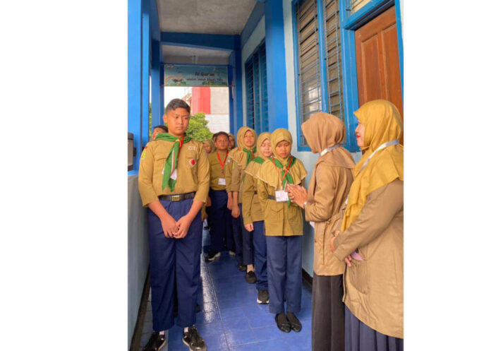 Peserta-TKA-SDM-Limas-B-ok-1024x731 Peserta TKA SDM Limas Berdoa sebelum memasuki ruang Laboratorium Komputer SD Muhammadiyah 15 Surabaya. ( foto: ali shodiqin )