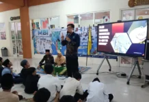 Jangan Jadi Remaja yang Tuhannya adalah Game Online, Motivasi Bina Iman SDM Limas Kegiatan Motivasi Bina Iman siswa kelas 5 dan 6 SD Muhammadiyah 15 (Limas) Surabaya (Foto: Ali Shodiqin/PWMU.CO)