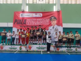 Tim Kabaddi SD Muhammadiyah 15 Surabaya (SDM Limas) Saat Menerima Congratulation Juara 1 Piala Walikota Surabaya Tahun 2026. (Ali/PWMU.CO)