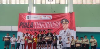 Tim Kabaddi SD Muhammadiyah 15 Surabaya (SDM Limas) Saat Menerima Congratulation Juara 1 Piala Walikota Surabaya Tahun 2026. (Ali/PWMU.CO)