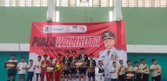 Tim Kabaddi SD Muhammadiyah 15 Surabaya (SDM Limas) Saat Menerima Congratulation Juara 1 Piala Walikota Surabaya Tahun 2026. (Ali/PWMU.CO)