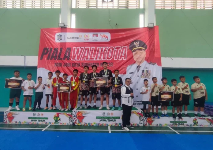 Tim Kabaddi SD Muhammadiyah 15 Surabaya (SDM Limas) Saat Menerima Congratulation Juara 1 Piala Walikota Surabaya Tahun 2026. (Ali/PWMU.CO) Tim Kabaddi SD Muhammadiyah 15 Surabaya (SDM Limas) Saat Menerima Congratulation Juara 1 Piala Walikota Surabaya Tahun 2026. (Ali/PWMU.CO)