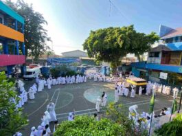 Peserta Simulasi Manasik Haji SD SDM Limas) di Halaman Sekolah. (foto: ali shodiqin )