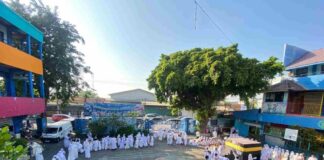 Peserta Simulasi Manasik Haji SD SDM Limas) di Halaman Sekolah. (foto: ali shodiqin )