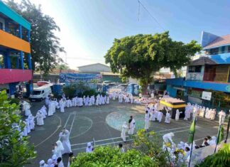 Peserta Simulasi Manasik Haji SD SDM Limas) di Halaman Sekolah. (foto: ali shodiqin )
