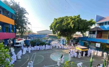 Peserta Simulasi Manasik Haji SD SDM Limas) di Halaman Sekolah. (foto: ali shodiqin )