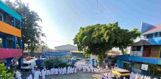 Peserta Simulasi Manasik Haji SD SDM Limas) di Halaman Sekolah. (foto: ali shodiqin )