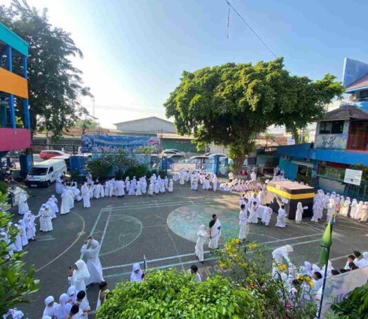 Peserta Simulasi Manasik Haji SD SDM Limas) di Halaman Sekolah. (foto: ali shodiqin )