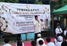 Kepsek SDM Limas Mationo MA saat memberikan pencerahan peringatan Hari Besar Islam 1 Muharram 1448 Hijriah. ( foto: ali shodiqin )