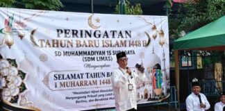 Kepsek SDM Limas Mationo MA saat memberikan pencerahan peringatan Hari Besar Islam 1 Muharram 1448 Hijriah. ( foto: ali shodiqin )