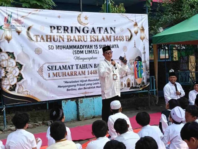 Kepsek SDM Limas Mationo MA saat memberikan pencerahan peringatan Hari Besar Islam 1 Muharram 1448 Hijriah. ( foto: ali shodiqin )