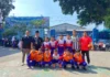 Bangun Sportivitas Lewat Classmeeting, SDM Limas Semarakkan Kebersamaan Usai Ujian Tim Futsal Putra Pose Dulu Sebelum Bertanding Bersama Kepala Sekolah SD Muhammadiyah 15 Surabaya (SDM Limas) Ustadz Mationo, MA. (Ali/PWMU.CO)